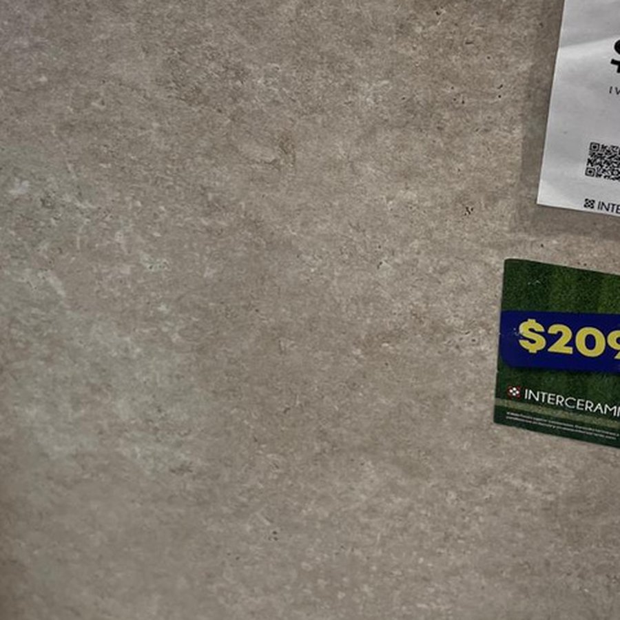 Muestra del porcelánico Brera Taupe 60x60: textura pétrea en tono taupe.