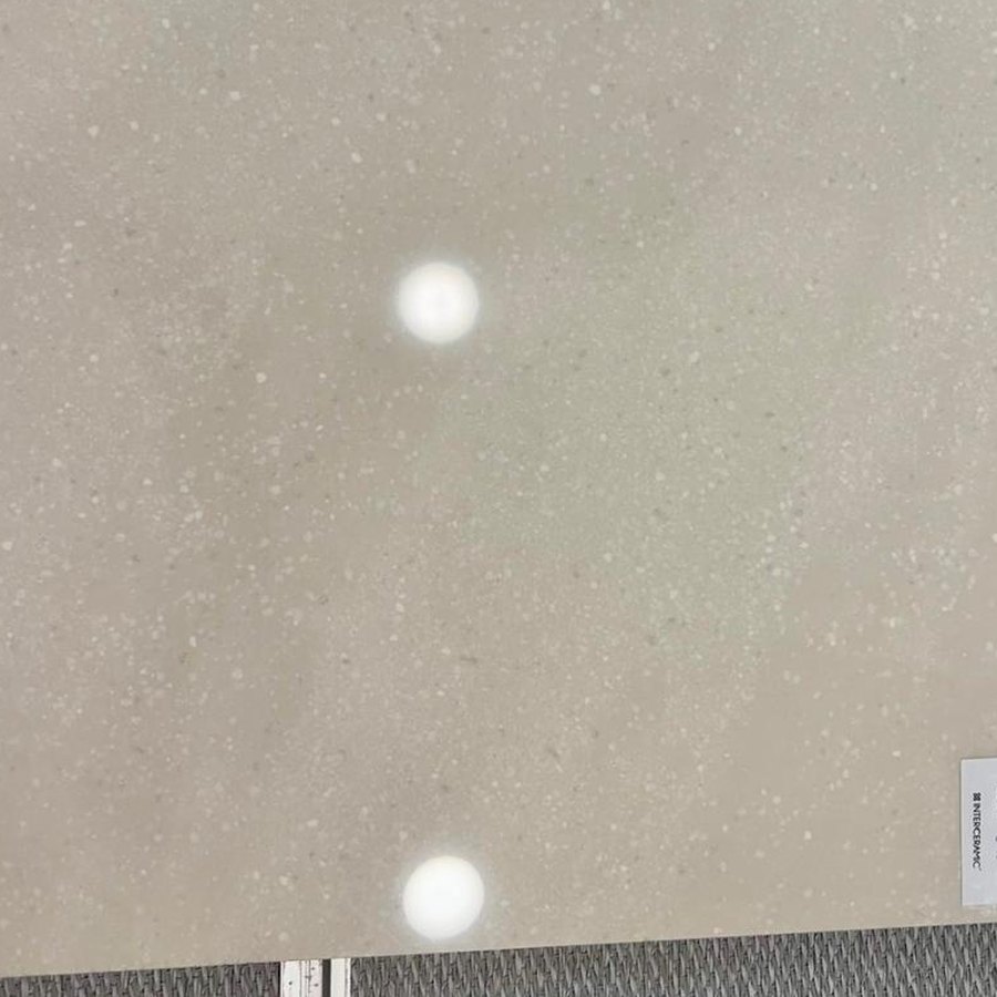 Muestra del porcelánico Forttia Ivory 60x60: marfil pulido con moteado fino.
