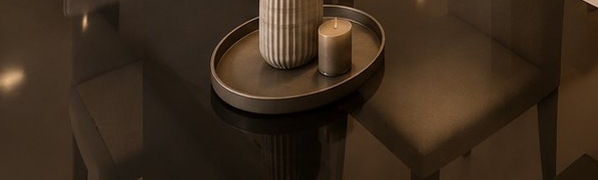 Mesa de comedor en madera oscura pulida.